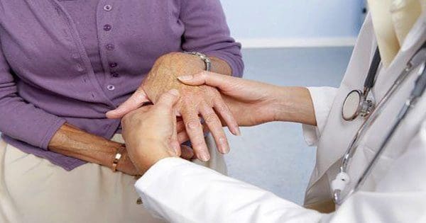 blog de imágenes de señora mayor en oficina de los médicos y el médico comprueba sus manos