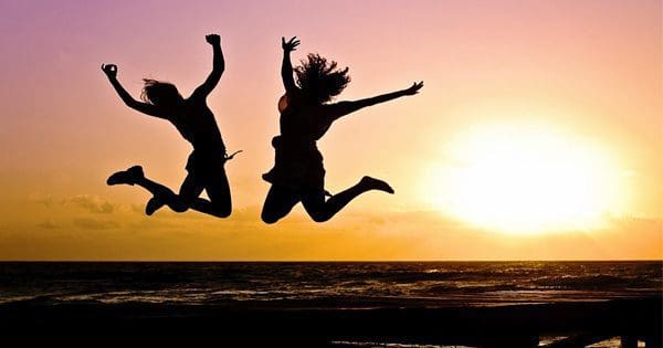 blog de imágenes de dos jóvenes saltando durante el atardecer
