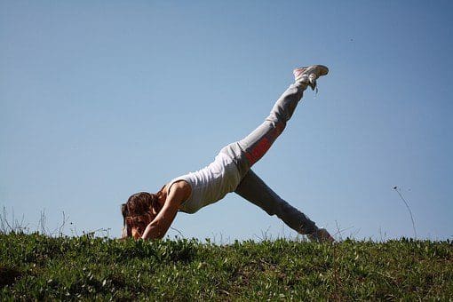 blog de imágenes de la señora haciendo Pilates para el dolor de espalda