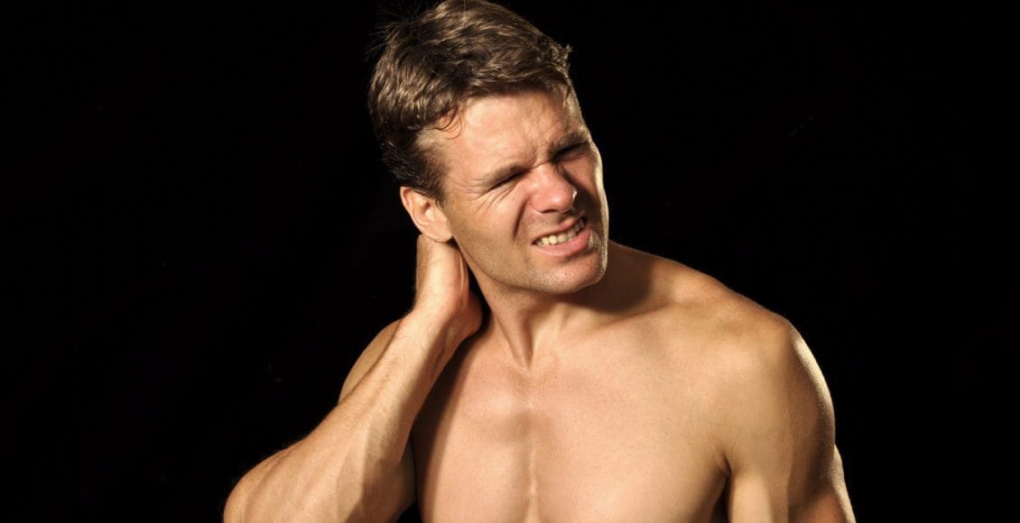 atleta masculino sufre de dolor agudo en el cuello