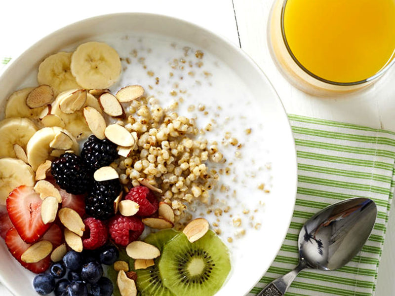 Tazón de desayuno de sorgo para atletas