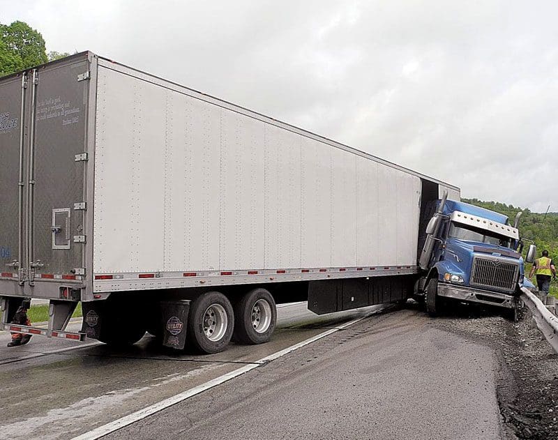 Mga Aksidente ug Pagbangga sa Jackknife Tractor-Trailer