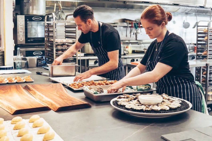 Lesioni alla spalla e alla mano da lavoro al ristorante