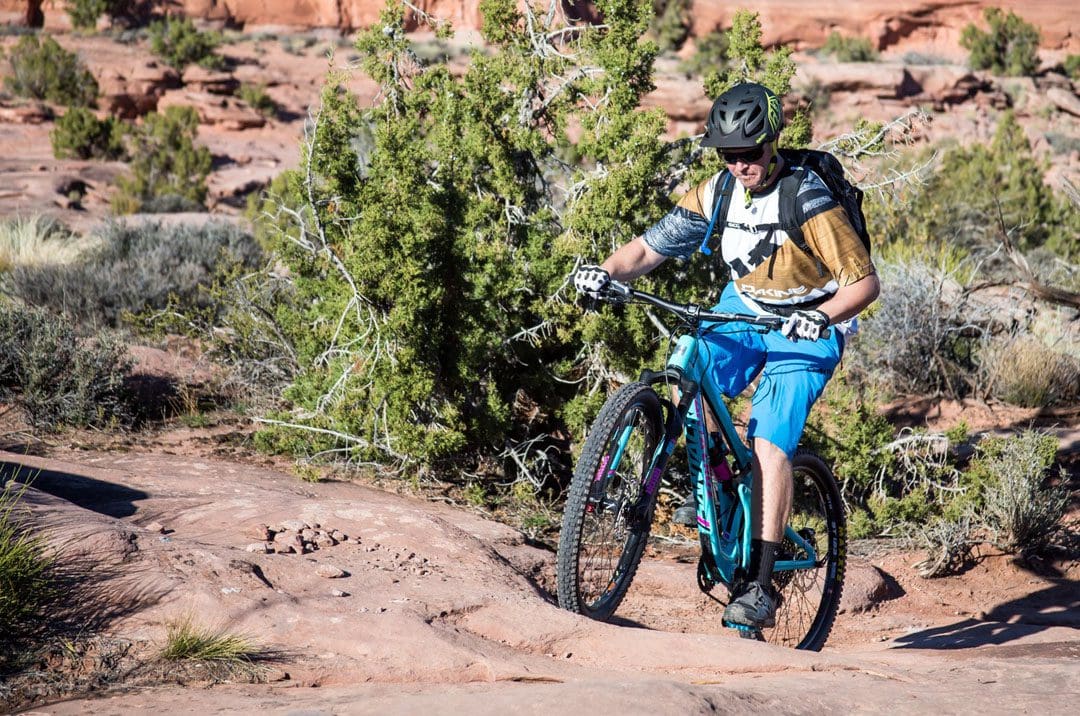 Iniciantes em treinamento de mountain bike: equipe de quiropraxia da EP