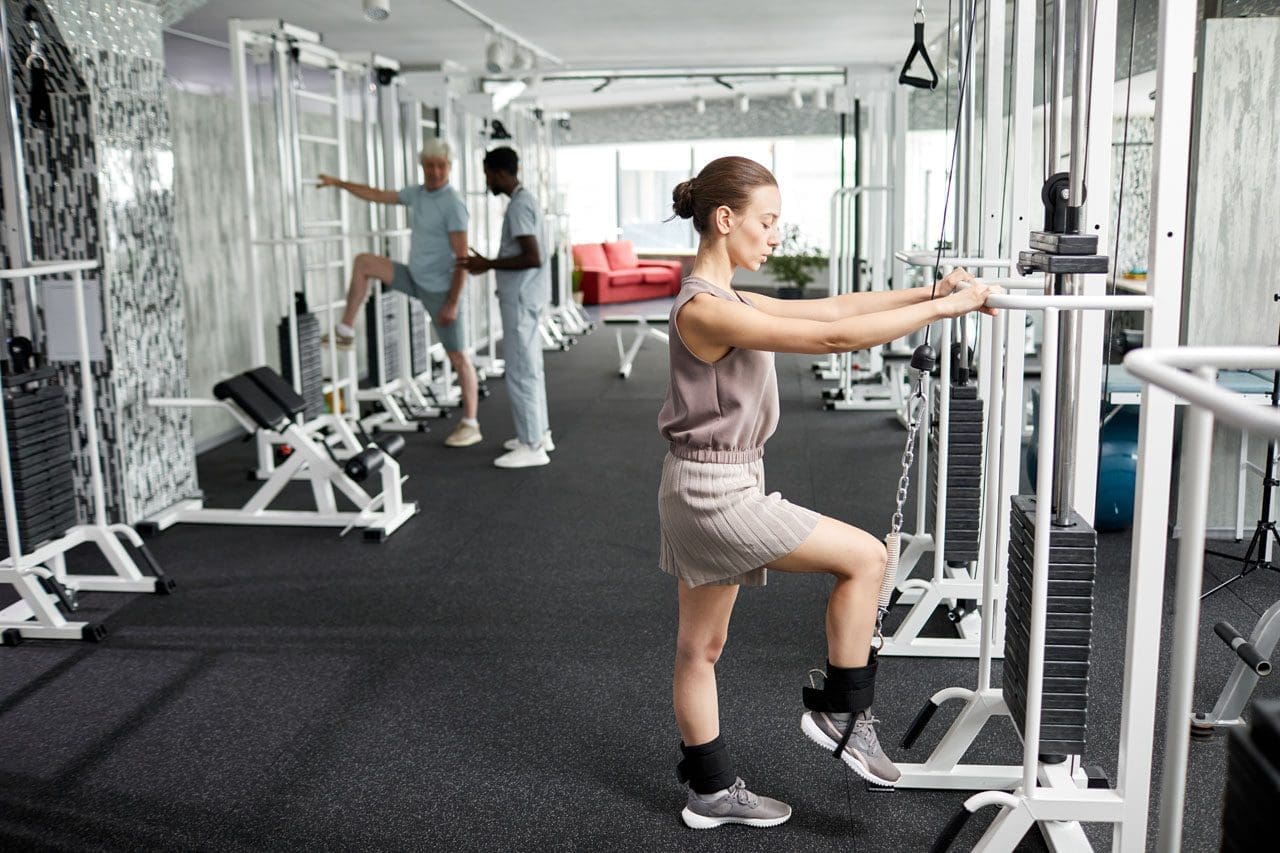 https://dralexjimenez.com/wp-content/uploads/2023/06/young-woman-exercising-in-rehabilitation-gym-2022-05-01-23-06-16-utc_02.jpg