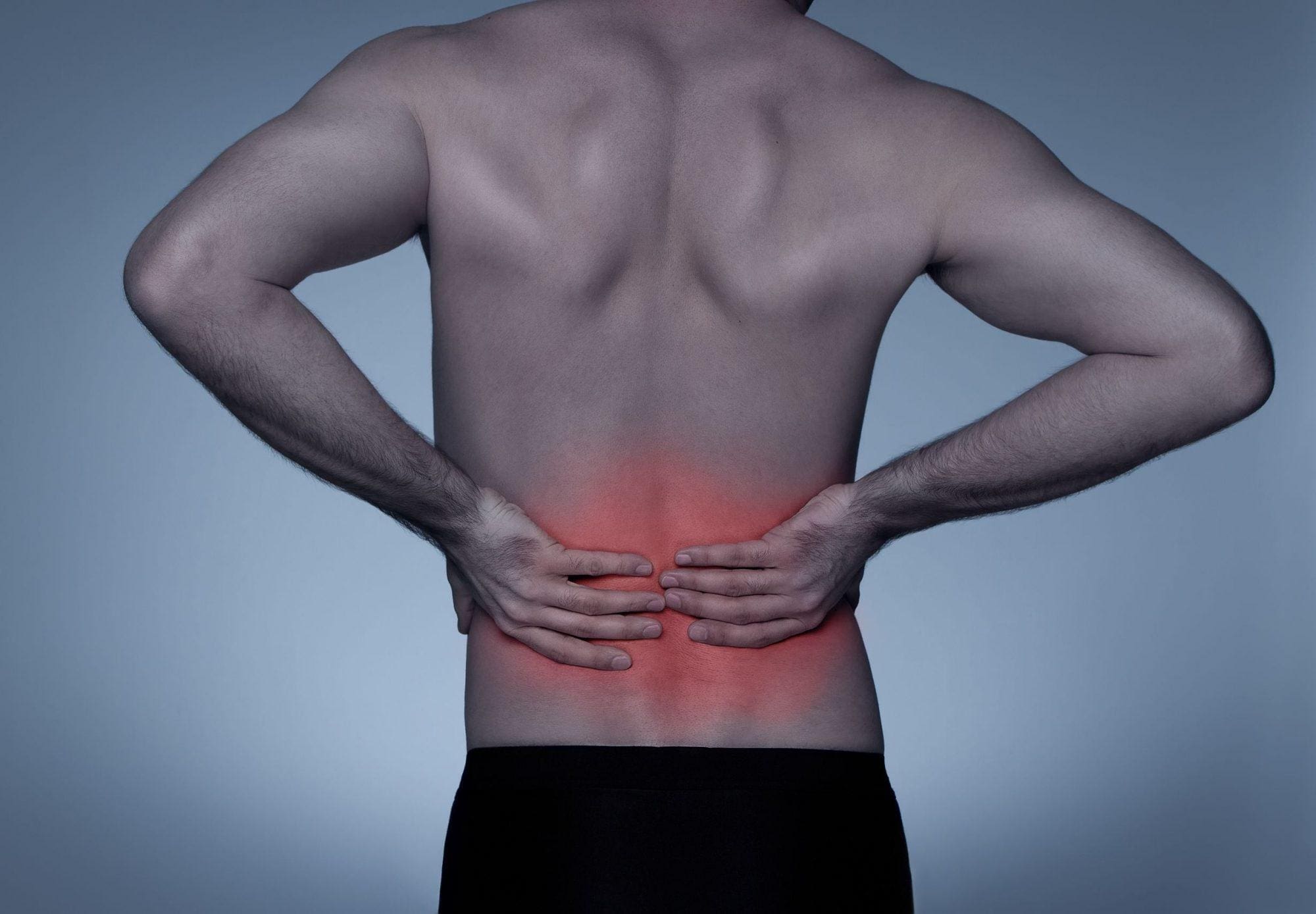 Сильные боли в пояснице у мужчины. Фото со спины. Боль в спине.